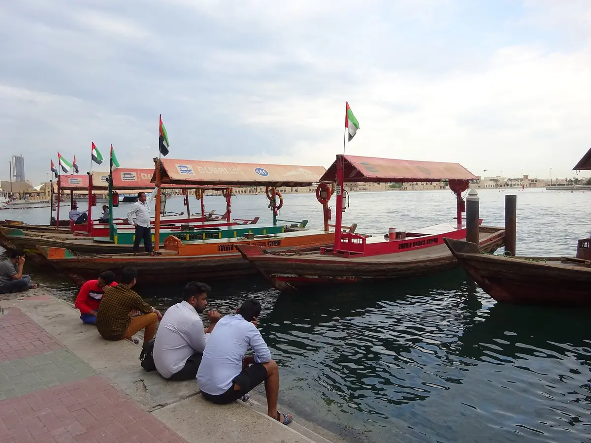 Les abras traditionnels amarrés sur la Creek de Dubaï