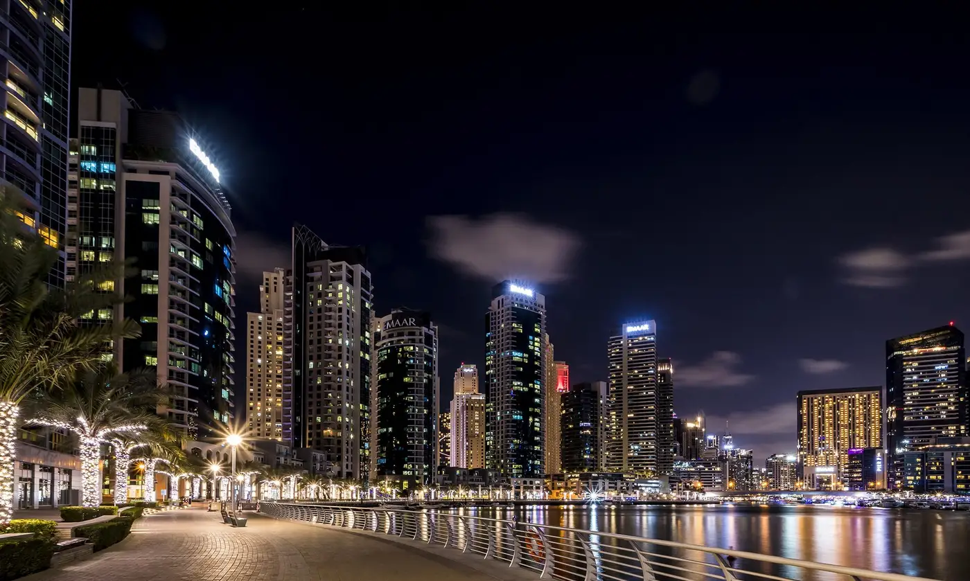 La promenade de Dubai Marina illuminée au pied des gratte-ciel