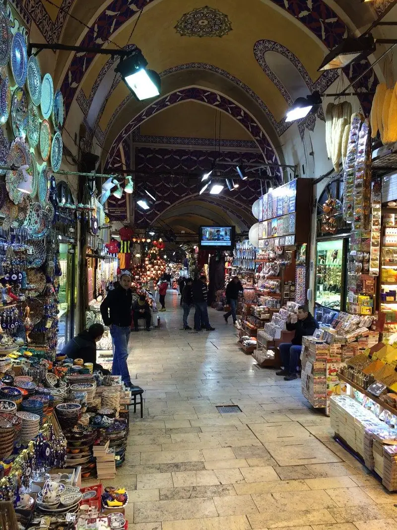 Allée voûtée et étals colorés du Grand Bazar d'Istanbul