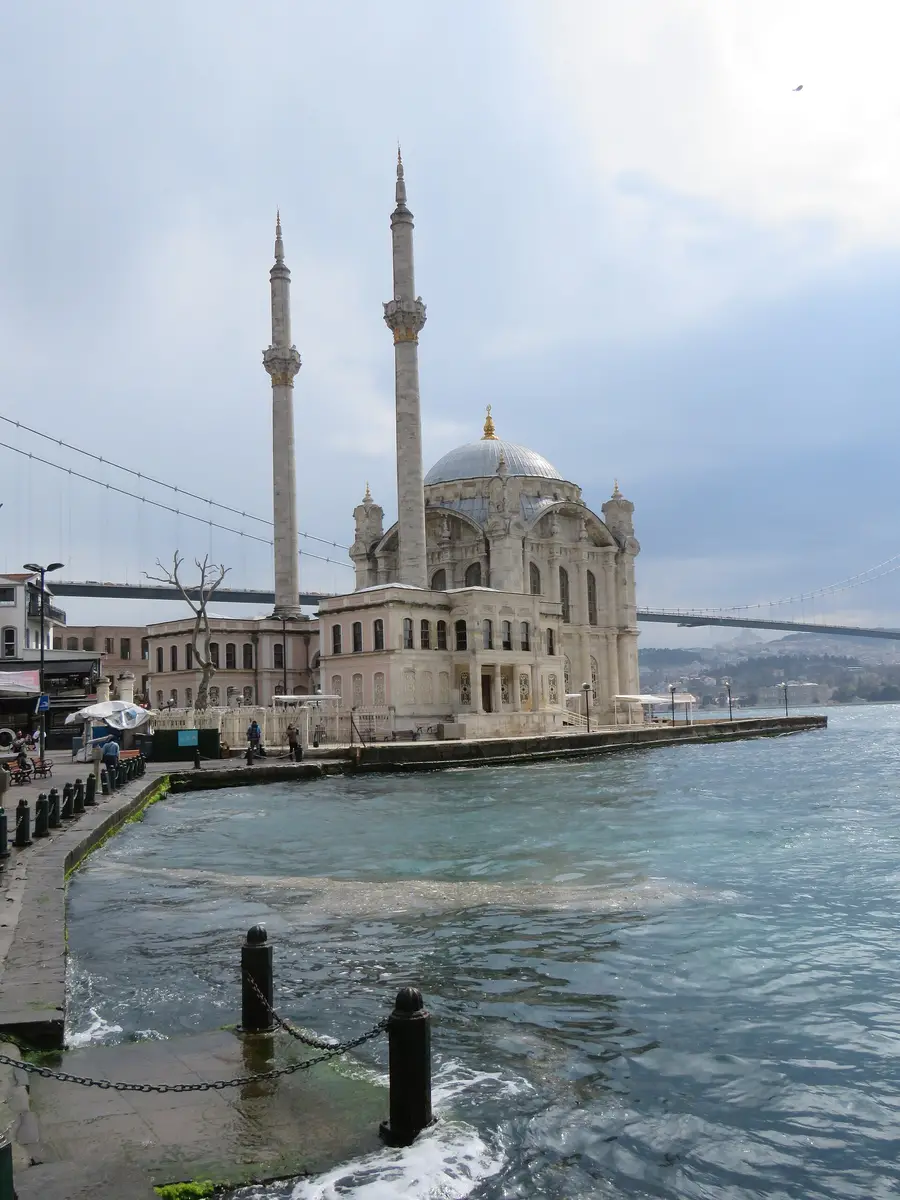 La mosquée d'Ortaköy au bord du Bosphore devant le pont, Istanbul