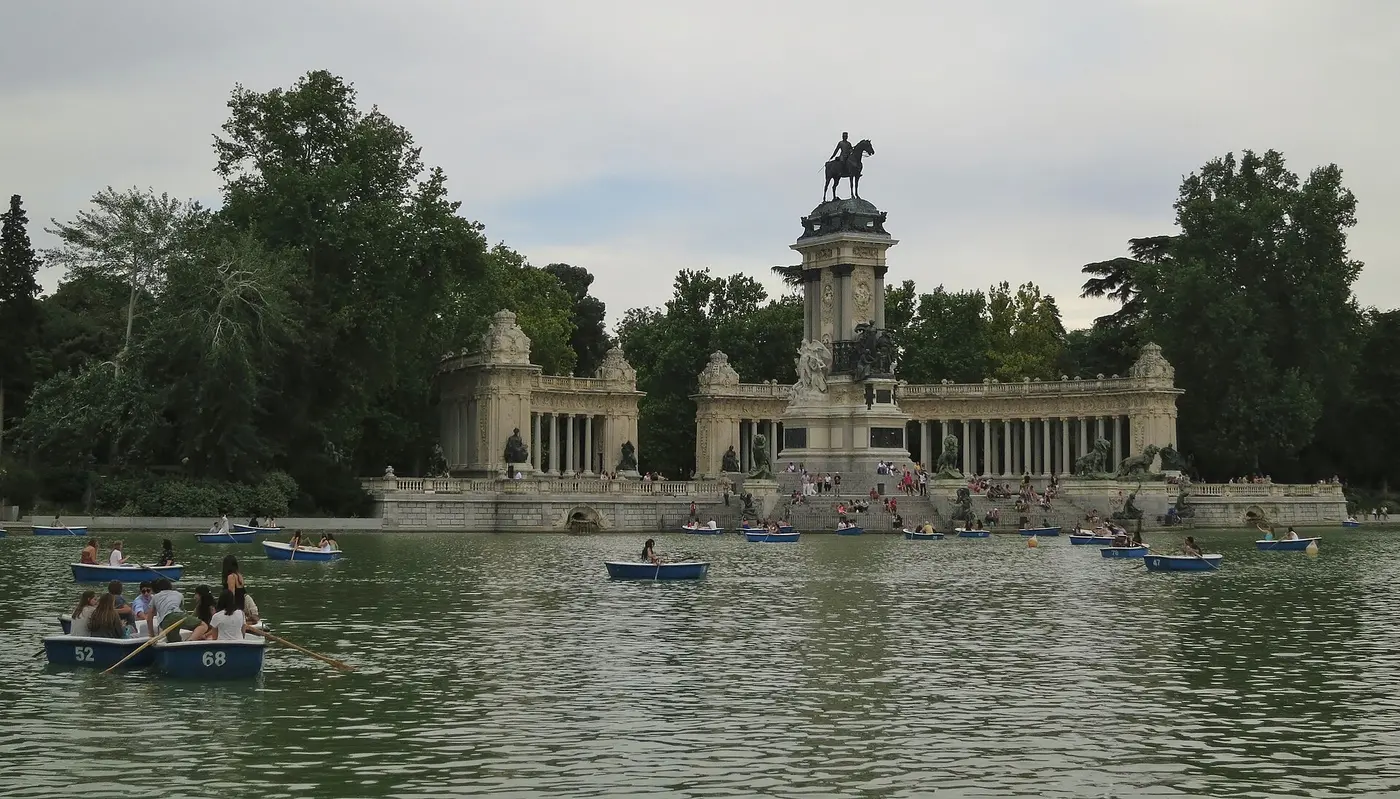 Barques sur l'étang du parc du Retiro devant le monument à Alphonse XII, Madrid