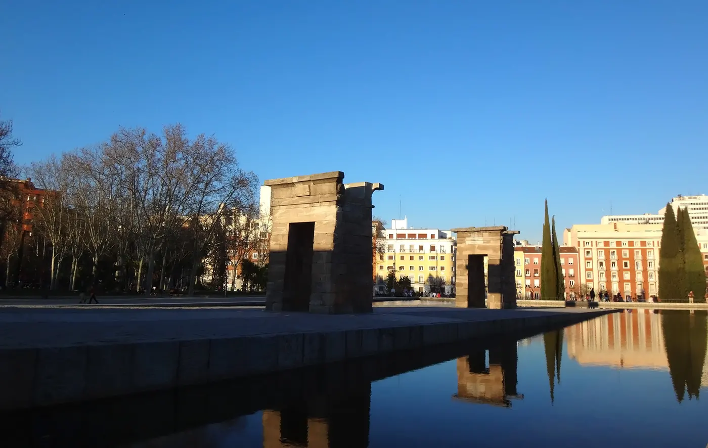 Le Templo de Debod et son bassin en fin de journée, Madrid