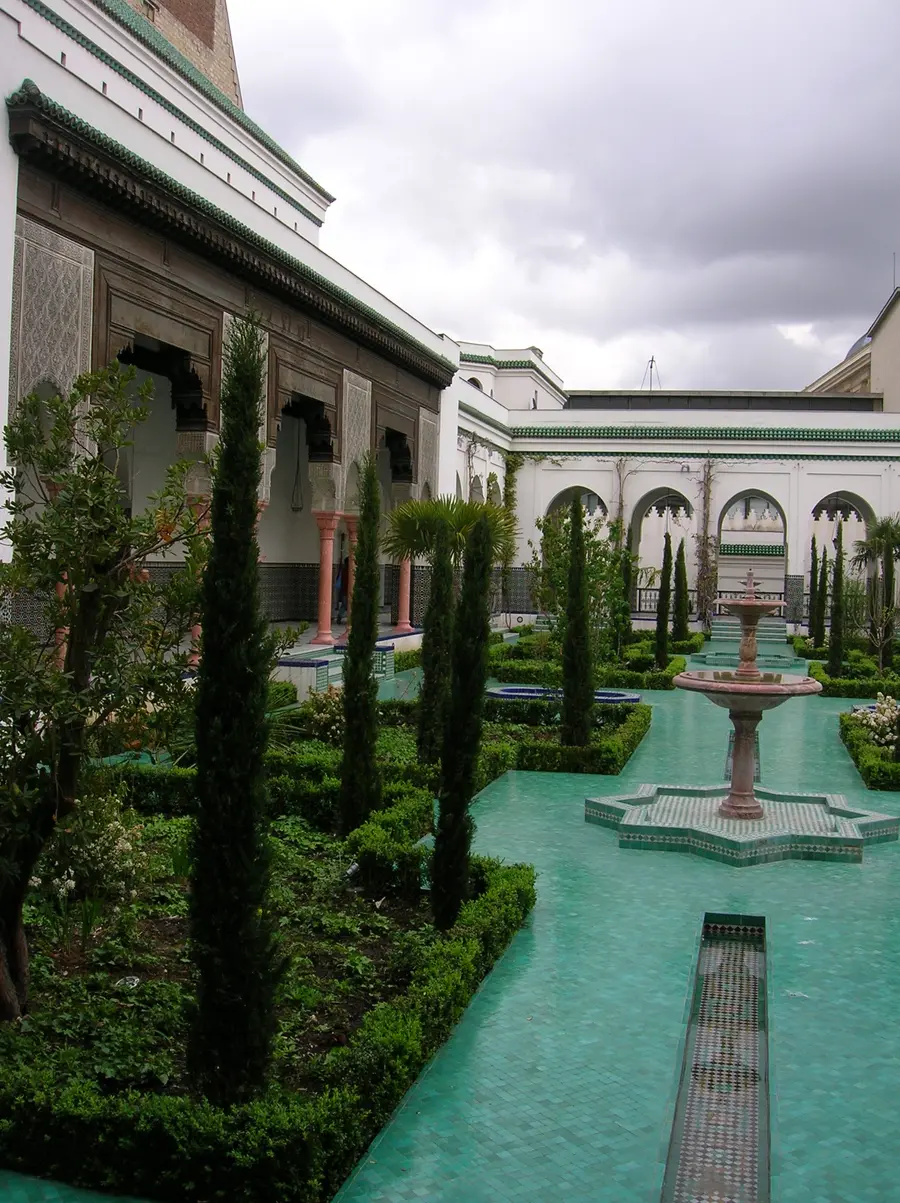 Patio à colonnades et fontaine de la Grande Mosquée de Paris