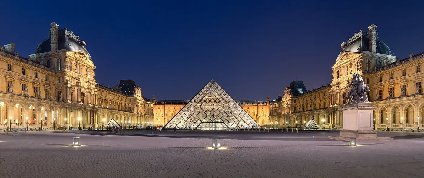 La pyramide du Louvre illuminée la nuit, cour Napoléon, Paris
