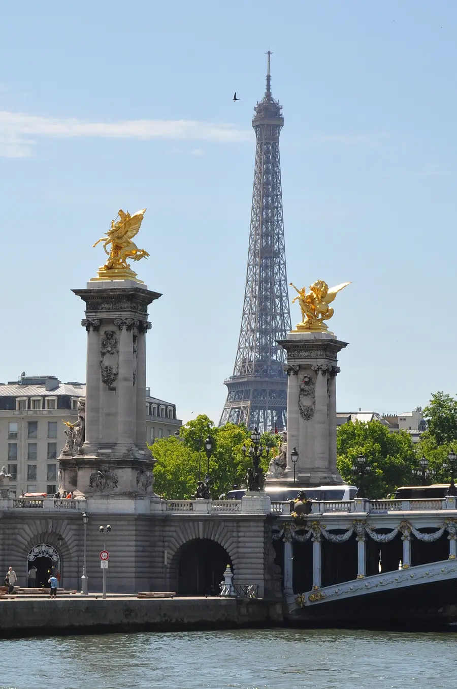 Le pont Alexandre III et ses statues dorées devant la Tour Eiffel