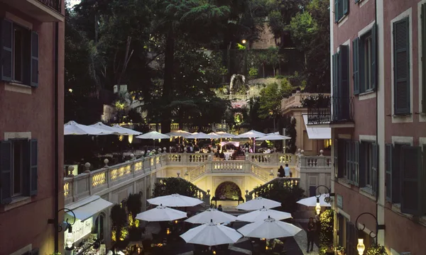 Jardin en terrasses de l'Hotel de Russie, via del Babuino, Rome