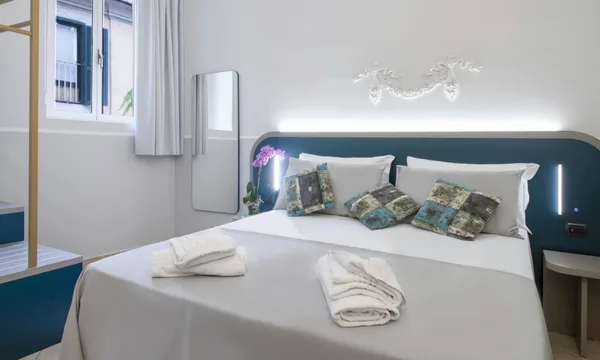 Chambre triple de l'Hotel Grifo, via del Boschetto, quartier Monti, Rome