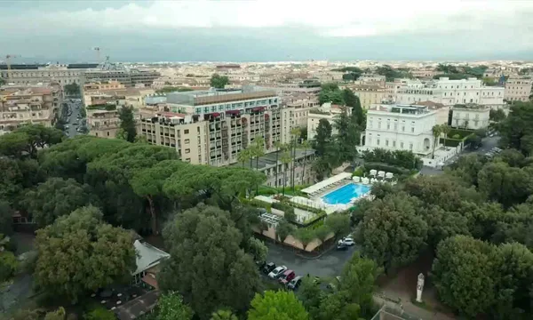 Vue aérienne du Parco dei Principi Grand Hotel et de sa piscine en bordure de la Villa Borghèse