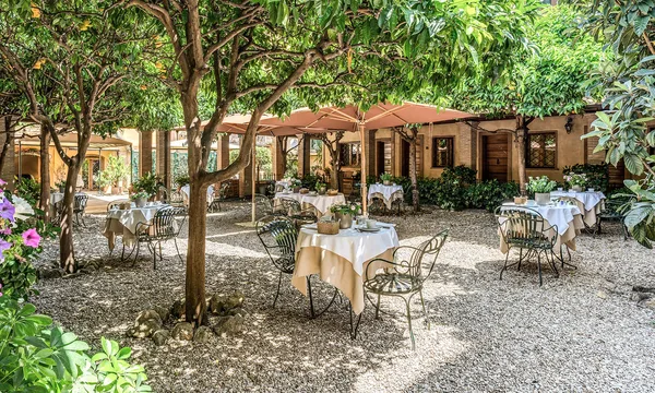 Cour-jardin de l'Hotel Santa Maria dans un ancien cloître du Trastevere, Rome