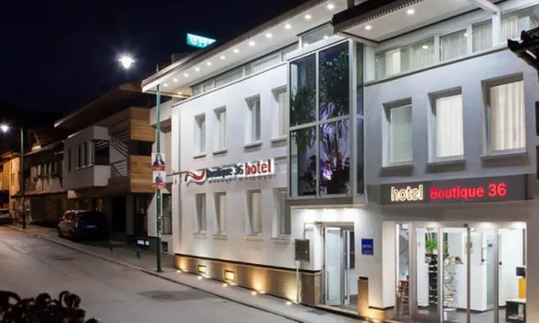 Façade de nuit de l'Hotel Boutique 36, Baščaršija, Sarajevo