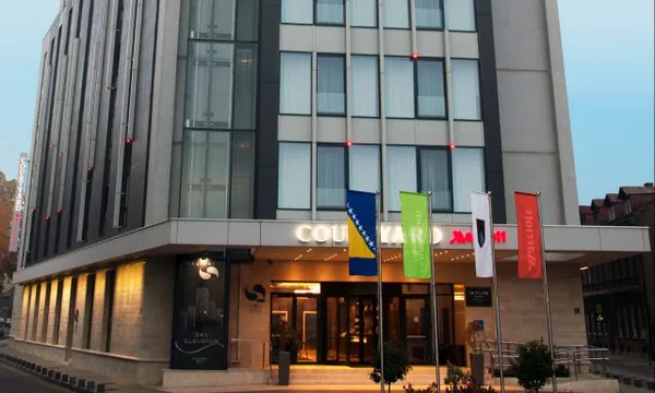 Façade et drapeau bosnien du Courtyard by Marriott Sarajevo, Skenderija