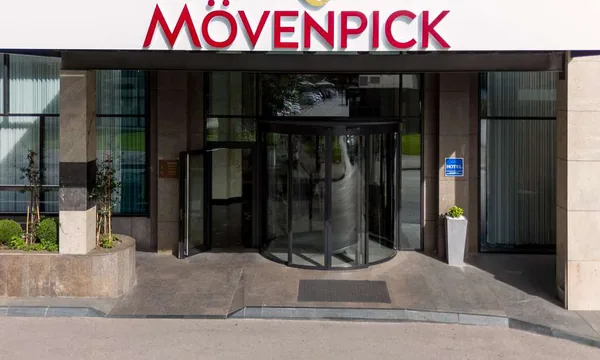 Entrée principale et enseigne du Mövenpick Hotel Sarajevo, Marijin Dvor