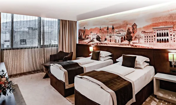 Chambre twin de l'Hotel President avec fresque de Sarajevo, Baščaršija