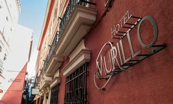 Façade et enseigne de l'Hotel Murillo dans le quartier de Santa Cruz à Séville