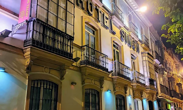 Façade historique à balcons de l'Hotel Simón, calle García de Vinuesa à Séville, de nuit