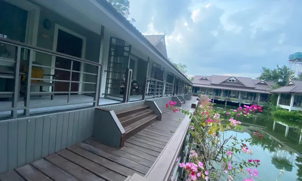 Le Charme Sukhothai resort lagon piscine jardins parc