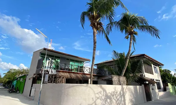 TWIN PALMS Surfhouse Thulusdhoo surf lodge