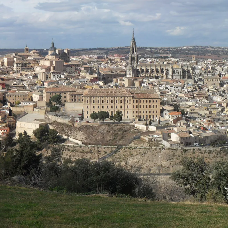 Tolède et ses remparts au-dessus du Tage, Espagne